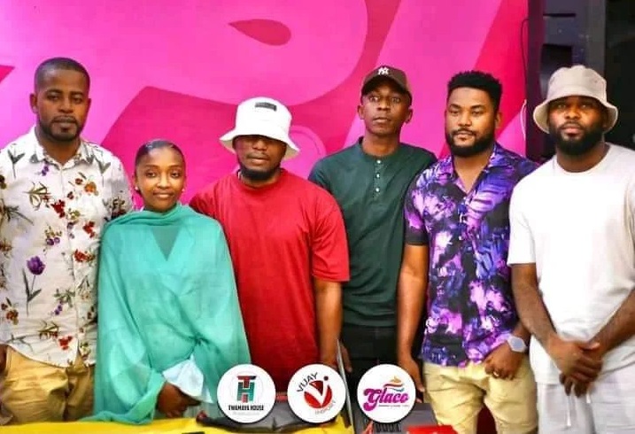 image Que se passe-t-il entre Twamaya House et ses deux artistes ?